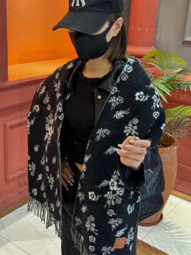 香奈儿 代工厂P臻选上乘的超细羊绒纤维 进行纯手工精梳处理 耗时耗力 再以清泉水浸泡涤荡 使羊绒纤维呈现出独特的蓬松质感 手感才如此细腻 最后以考究压印与熨烫工