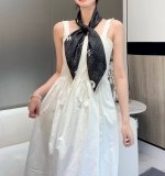 黑色 size 90X90Cm 100%真丝 16Mm原单克重 黑白简约配色实力诠释经典小香风的时尚地位 招牌字母与5号元素完美勾勒衔接品牌双C标志 率性利落