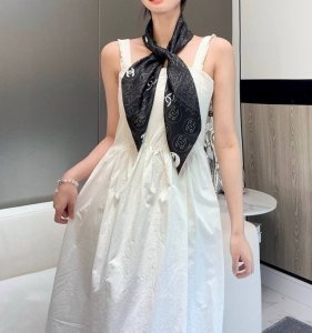黑色 size 90X90Cm 100%真丝 16Mm原单克重 黑白简约配色实力诠释经典小香风的时尚地位 招牌字母与5号元素完美勾勒衔接品牌双C标志 率性利落
