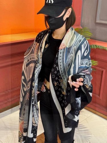 上新真心赞 Lv 薄羊绒长巾本款 羊绒长巾专柜同步喷墨工艺呈现鲜活色彩 品质超级好重磅巨献Vi价客户必入推荐强烈推荐手慢无千万别去专柜买绝对一模一样价格p真心好