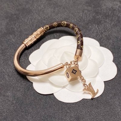 新品 原单货 Lv皮革手镯手环Louis Vuitton 路易威登 专柜一致材质 火爆款出货 设计独特 复古前卫。手镯14K精工保色版 从上市以来一直深受Mm喜