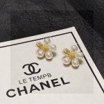 Chanel 小香简约风格花朵耳钉这款耳环真的超级美看着设计简单但是佩戴效果好看到爆就连我这种小耳垂的也很Ok Zp黄铜材质 上耳超气质优雅