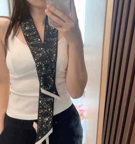 香奈儿Twilly小丝巾来了，Chanel 卡通字母 名副其实的小可爱， 人手三条闭眼收，我都不拦着 N久都没有见过这么好看的Twilly 真的是真香本香了，凹