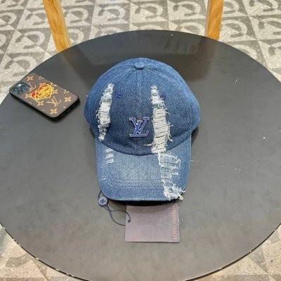 P70 Lv 路易威登 Louis Vuitton 刺绣拼接棒球帽 入秋必备单品 这顶拼色棒球帽的绝了！ 特别是戴上的效果巨显脸小 字母的刺绣立体感非常强 很精