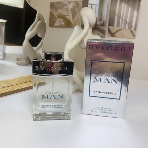 专柜品质 宝格丽雨林男士浓香水100Ml 前调:杜松果 人参精华 天竺葵 中调:檀香 鸢尾草 后调:雪松 单就瓶身设计来看 这是一款主打清新风格的男士香水但是我