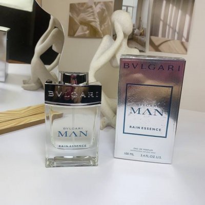 专柜品质 宝格丽雨林男士浓香水100Ml 前调:杜松果 人参精华 天竺葵 中调:檀香 鸢尾草 后调:雪松 单就瓶身设计来看 这是一款主打清新风格的男士香水但是我