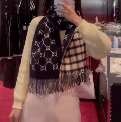 gucci 古奇经典羊绒围巾来个硬货.麻溜的安排上.纯正出口原订单已经交货一批，其中一批刚过海关，直蹦英国.最后一批还在紧急生产中.这种货已经不想多描述了，万年