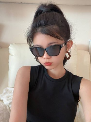 Lv 2025年开春新款 潮流爆款 时尚方框太阳镜 高品质 佩戴舒适 网红潮款墨镜 型号L7310