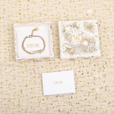 我们出品 Zp3770，量大咨询客Fu Dor最新款爱心手链 认准我们一致致Zp，黄铜材质，颗颗施华洛水晶，Silver Shadow颜色 银色里边透着，深邃的