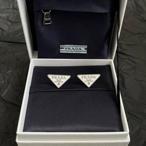 【P100】Prada 普拉达 三角形 耳钉 爆款新品 精致耐看 华丽登场，整体细节非常令人惊喜，典雅而时尚，突显法式高雅气息。