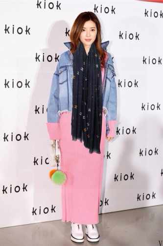 上新香奈儿2025 银丝的会顶级设计太美了，真心赞 羊绒长巾 实物真心美 披肩配以印花无论设计喷绘都是非常到位细节都可见整个围巾给人气场的同时又非常精致高端Vi