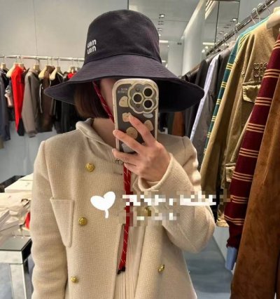 miumiu缪缪新款渔夫帽 ｜大帽檐 ～加大遮阳范围 品质细节都好到位 ～ 帽子一直都是日常搭配中离不开的单品，万年不过时的渔夫帽，此款Miu家的 一直都备受大