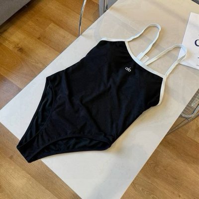 alo连体泳衣 适合多种场景的游泳衣 海边 游泳池 温泉 水上乐园 漂流都可以内搭也完全可以 连体设计遮肉显高挑 腹部有点肉肉也不影响咱美美的 背面设计大露美背