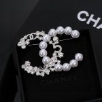 小香 Chanel 火爆 胸针 最高代购级别 最具味道的满钻胸针Brooch 实物赞爆了 随便你想别哪里 别外套，西装，鞋子，领口，帽子 你能想象得到 它都能给
