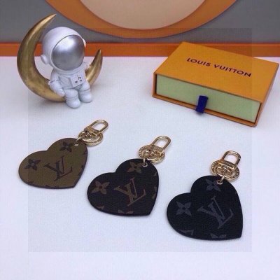配图片原版包装 Louis Vuitton官网M p3750 Spade包饰与钥匙扣。 早春，Nicolas Ghesquiere以Game On Spade包