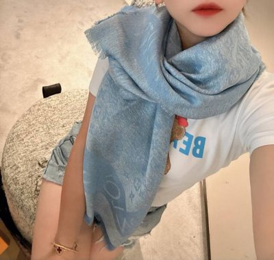 l V 新款披肩，仿佛挚爱牛仔裤经过时间洗礼后的别致纹理。华美丝毛混纺裁出大幅尺寸，带来多种造型可能。技术重新演绎Monogram图案。质地柔软而又温暖，带来令