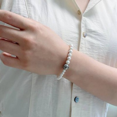 香奈儿Chanel字母双C高级半边大小不一珍珠手链！显白厚实感十足！千年琥珀、经典火热爆款来袭大牌香奶奶这个品牌在时尚女性当中绝对无所不知都知道它的经典与岁月逢
