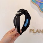 配包装 prada 普拉达 新款褶皱发箍。气质女神必备单品。非常百搭，时尚潮流