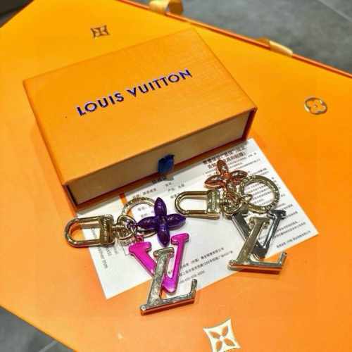80元配图片原版包装 louis Vuitton官网M68197 Twist包饰与钥匙扣。 此款Twist包饰拥有风格活泼而生动的Twist标识。极为时髦的设计