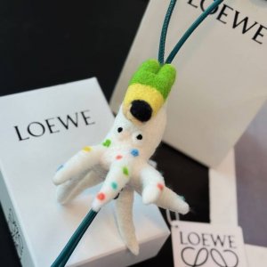 新品 罗意威Loewe 毛毡和牛皮革孩童与章鱼挂饰 挂件 经典牛皮革造型挂饰，饰有Anagram Pebble骰子和环带 可挂于包包，其萌趣、可爱的造型，让人爱