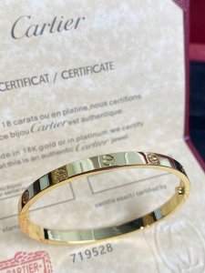 （新款中号）批发价310 卡地亚新款中号手镯，承载着无尽的爱与美好。它就像一份珍贵的承诺，陪伴在你身边。手镯的设计寓意着永恒的爱情和坚定的信念，是送给自己或爱人