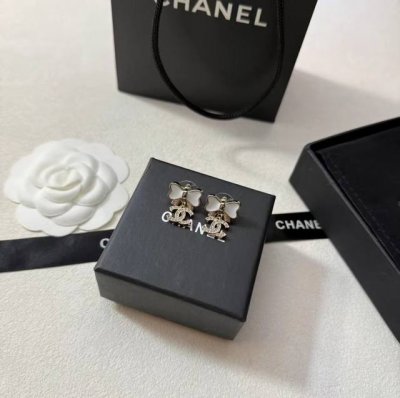 Chanel25p蝴蝶结新款 哪有女孩子不爱香奶奶绝美 佩戴率高得不行 会反复爱上 时髦感还得有小香配饰 越戴越美 各种形状一出品都被惊艳到 太符合审美