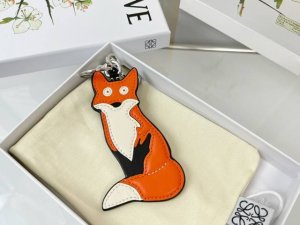 新品 罗意威Loewe 皮质钥匙扣 挂件 车钥匙扣 Fox Charm系列狐狸挂件出货 采用进口小牛皮多色搭配，外配钥匙圈，可挂于包包，其萌趣、可爱的造型，让人