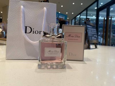 专柜品质 dior花样甜心100Ml Dior 迪奥小姐花漾甜心香水 初恋的味道 任何人都抗拒不了的甜蜜味道 因为它代表的每一个女孩心里都有座花园 天真 浪漫