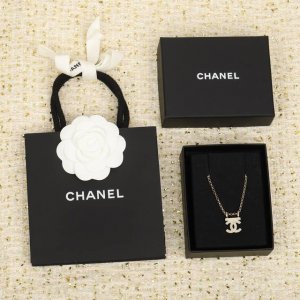 P120 206148 我们出品 Z P5070，量大咨询客Fu Ch Nel最新款双C项链 非常重工，我们一致致Zp，黄铜材质，链条全部订制的，每个字母的棱棱