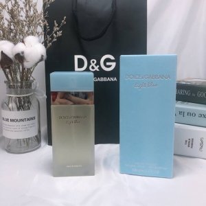 高端品质 D&G杜嘉班纳 逸蓝浅蓝女， 馥郁的花香与清新的果味令人想起阳光明媚的夏日与星光璀璨的夜晚，展现出地中海生活情趣俘获人心的魅力。 前调：令人心旷神怡的