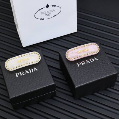 pr Da 亚克力字母发夹 凭借着博主们与明星刷屏式的亲身示范早让Ta红遍大江南北 采用精致璀璨的水晶搭配品牌字母，灵活过度的树脂。颜色突兀又时尚，散发怀旧复古