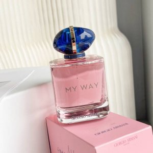 高品质 阿玛尼我的方式浓香水 Ml 轻盈明亮 “我就是我的生活” 充满细节和心思的瓶身设计 不仅仅外表粉粉嫩嫩 喷在身上感觉 整个人就像是人形自走花园 盲撸不踩