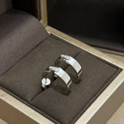 a2239 巴黎 唯美 精致 简约 缘系 半钻 耳钉 简单演绎时尚之美 随手拍就美的大赞 做工精致 真实细节呈现 S925纯银材质 18K真金镀层 微镶嵌进口仿