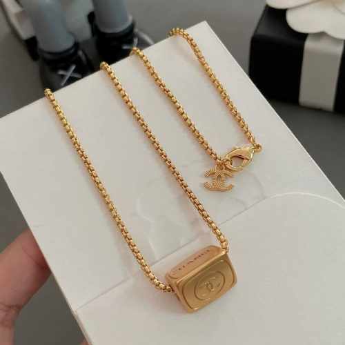 高品质 细节如图 香三角字母项链 三面都是有字体的，每一面都是不同的，整体造型非常立体！Vintage系列，正如 Coco女士所说的“流行稍纵即逝，风格永存”。