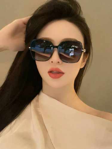 Dior 迪奥偏光太阳镜 时尚造型 开车驾驶镜时尚墨镜世界顶级奢华品牌，品质保证！经典款, 明星热爱有史以来最畅销的品牌眼镜！ 适合各种脸型 型号：D2267