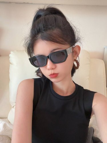 lv 2025年开春新款 潮流爆款 时尚方框太阳镜 高品质 佩戴舒适 网红潮款墨镜 型号L4232
