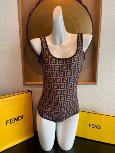 Fendi 芬迪连体泳衣 适合多种场景的游泳衣 海边 游泳池 温泉 水上乐园 漂流都可以内搭也完全可以 连体设计遮肉显高挑 腹部有点肉肉也不影响咱美美的 背面设