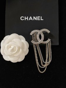编号Xxz0158 火爆流苏胸针 Chanel 胸针 香奈儿 小香双C字母流苏链条链条 胸针 热销款 市面最高版本！专柜1:1款式开模 专柜原版黄铜材质！小香经
