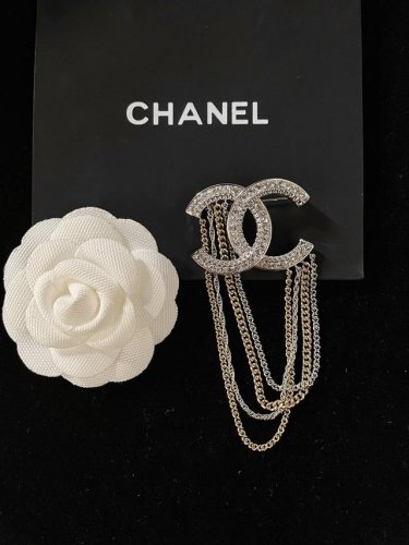 编号Xxz0158 火爆流苏胸针 Chanel 胸针 香奈儿 小香双C字母流苏链条链条 胸针 热销款 市面最高版本！专柜1:1款式开模 专柜原版黄铜材质！小香经