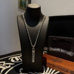 专柜品质 Chrome Hearts克罗心十字架项链，十字架圆柱吊坠 凹凸造型不同的花纹设计风格 呈现出与众不同 十字架 童军花是克罗心的志 所以更经久不衰 正