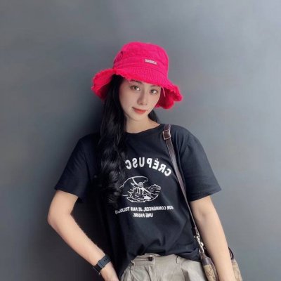 jacquemus 粉嫩渔夫帽必入入 还有一款百搭杏色 可调节大小 夏季渔夫帽又悄悄登场了 帽子抽绳设计 可调节大小 头围 标准57Cm