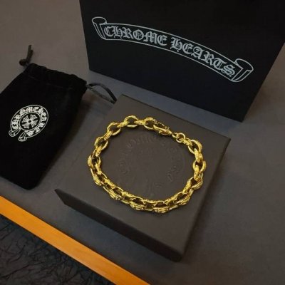 新款 专柜品质 Chrome Hearts克罗心 黄金色十字架手链 ，凹凸造型不同的花纹设计风格呈现出与众不同 十字架童军花是克罗心的标志 所以更经久不衰 正品