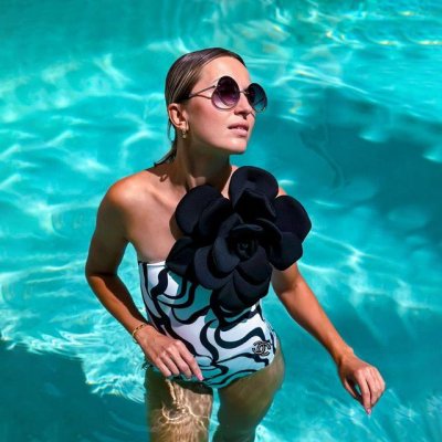 Chanel 新款连体泳衣 适合多种场景的游泳衣 海边 游泳池 温泉 水上乐园 漂流都可以内搭也完全可以 连体设计遮肉显高挑 腹部有点肉肉也不影响咱美美的 背面