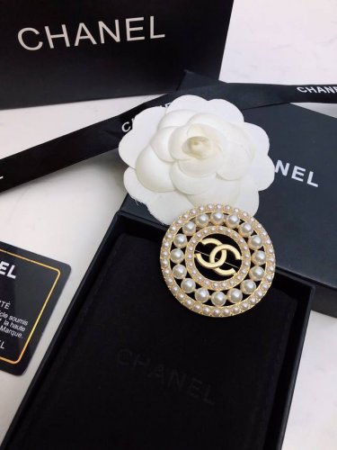 Chanel小香奈儿 专柜最新款同步上新香奈儿最新款胸针 胸针，是最懂女人的饰物。那些倾注了全部心血去做自己的女人，往往更珍惜胸针的意义。香奈儿女士把胸针别在帽
