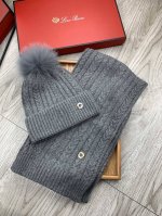 Lp。 羊毛套装帽子-带狐狸毛球 经典套装帽子！帽子围巾！材质：70%羊毛30%兔毛。暖暖哒超级舒服～冬日小姐姐减龄神器哦～这个冬天你就差这么一套套装帽子啦～又