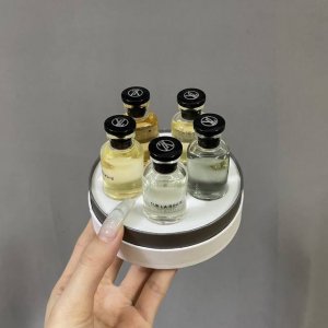 高品质 Lv五龙珠香水小样10Ml五件套！ 内含：10Ml×5。味道：浩瀚，新域，雷暴，逍遥，偶然。