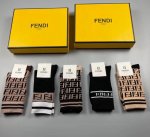 特 Fendi 芬迪老佛爷家经典中筒女款袜子 一盒五双 大F专柜同步 超级经典的双F标志 纯棉材质制造 透气舒适 超级Nice超火爆小单品 大牌出街 潮人必备超