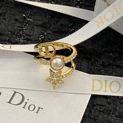 Dior热销新款戒指上新 迪奥Cd星星珍珠戒指敲美腻～ 搭配一圈水钻Bling Bling闪闪的很高级 上手也不单调