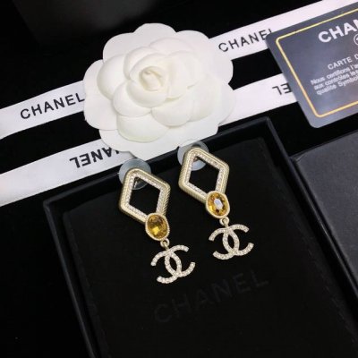 新款 Chanel香奈儿 耳钉 小香珍珠耳钉热销款 市面最高版本！专柜1:1款式开模 专柜原版！小香经典Logo香奈儿耳钉女神必备 超级显脸瘦