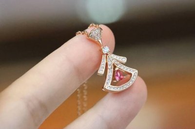 新款上新 Bvlgari 玫瑰金 红钻裙子 锁骨项链 年七夕限定新品 灿若迢迢银汉，柔如玲珑情窦。Bvlgari宝格丽Divas’ Dream系列七夕情人节特别